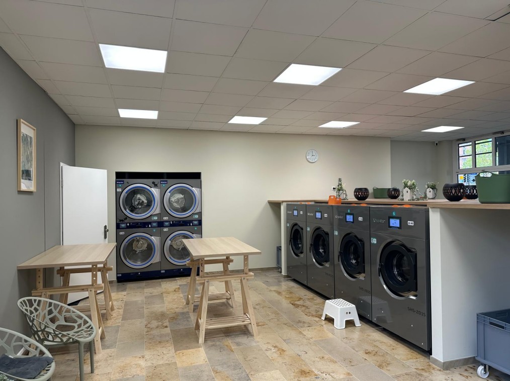 Jak technologia pralnicza zmienia mieszkania i pralnie